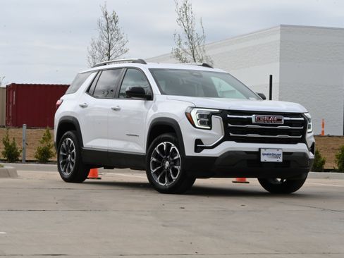 Used 2026 GMC Terrain Elevation w/ Elevation Premium Package image 2