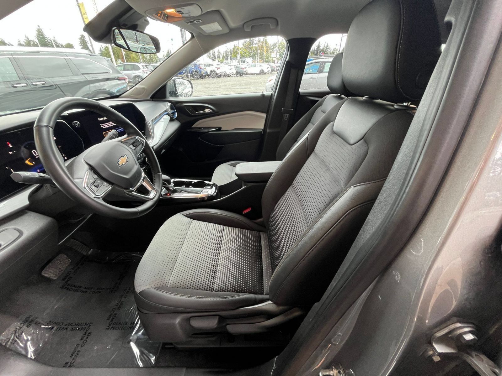 Used 2025 Chevrolet Trax LT w/ LT Convenience Package FWD image 27