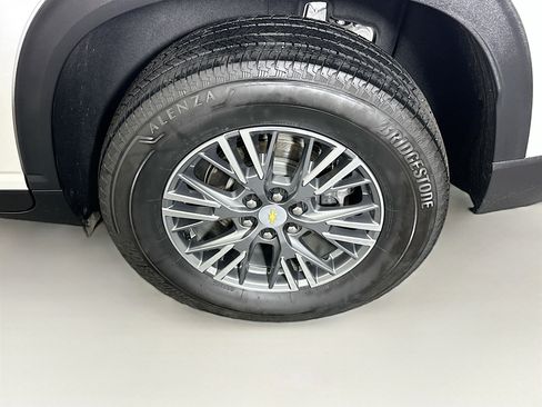 Used 2025 Chevrolet Traverse LT image 11