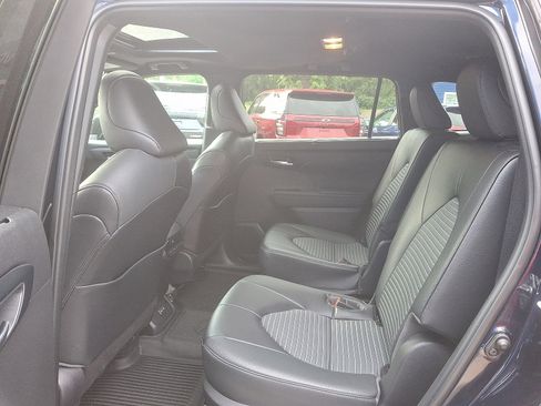 Used 2023 Toyota Highlander XSE image 11