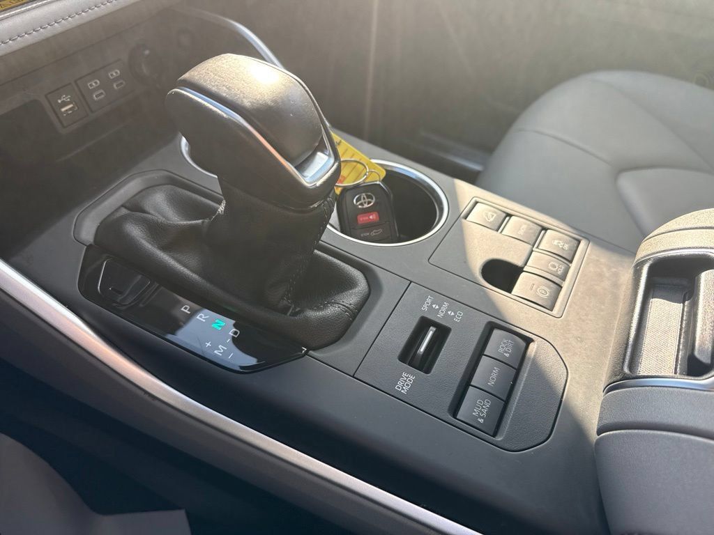 Used 2025 Toyota Highlander XLE AWD/4WD image 16