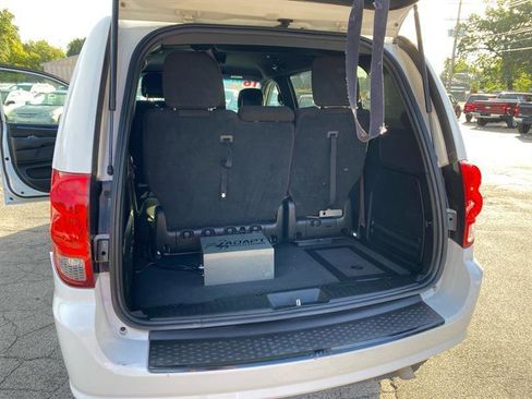Used 2016 Dodge Grand Caravan SE image 11