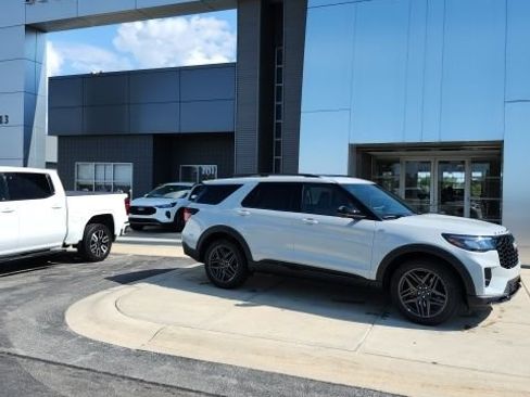New 2027 Ford Explorer ST-Line w/ Premium Package AWD/4WD image 1