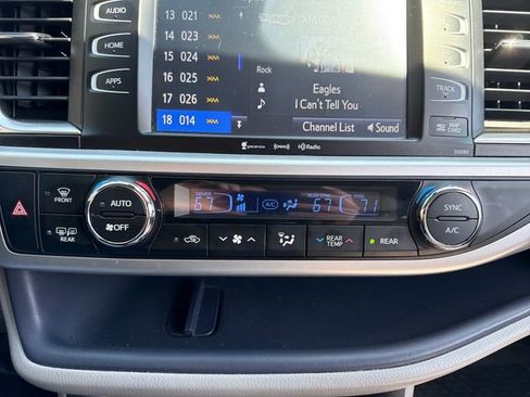 Used 2019 Toyota Highlander XLE AWD/4WD image 32