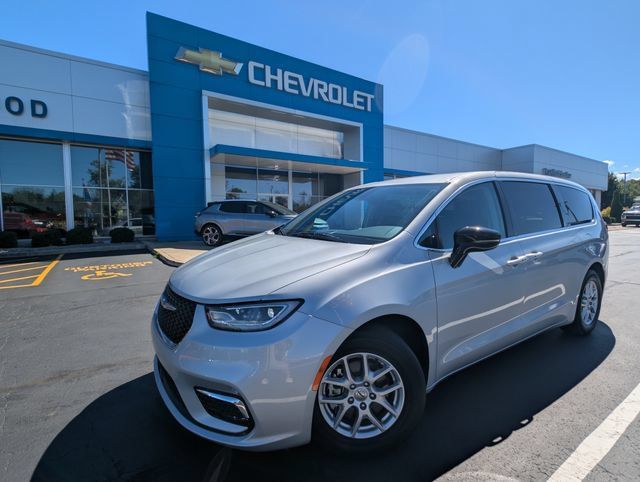 Used 2024 Chrysler Pacifica Touring-L FWD image 32