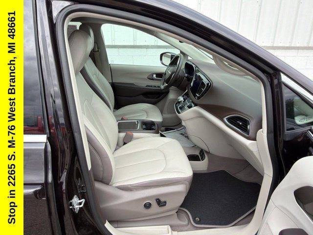 Used 2017 Chrysler Pacifica Touring-L Plus FWD image 31