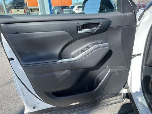 Used 2023 Toyota Highlander XLE image 10