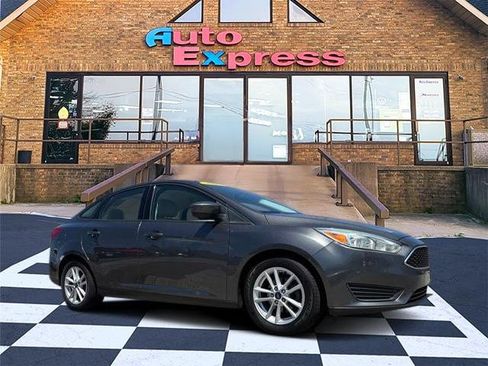Used 2018 Ford Focus SE FWD image 1