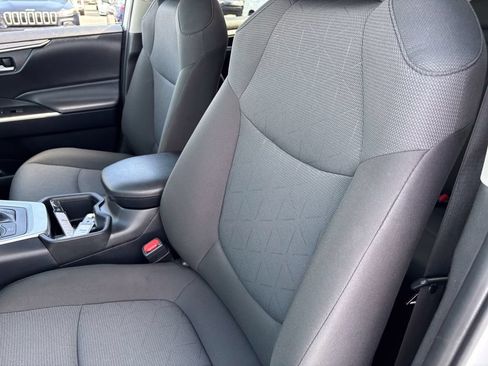 Used 2025 Toyota RAV4 XLE AWD/4WD image 18