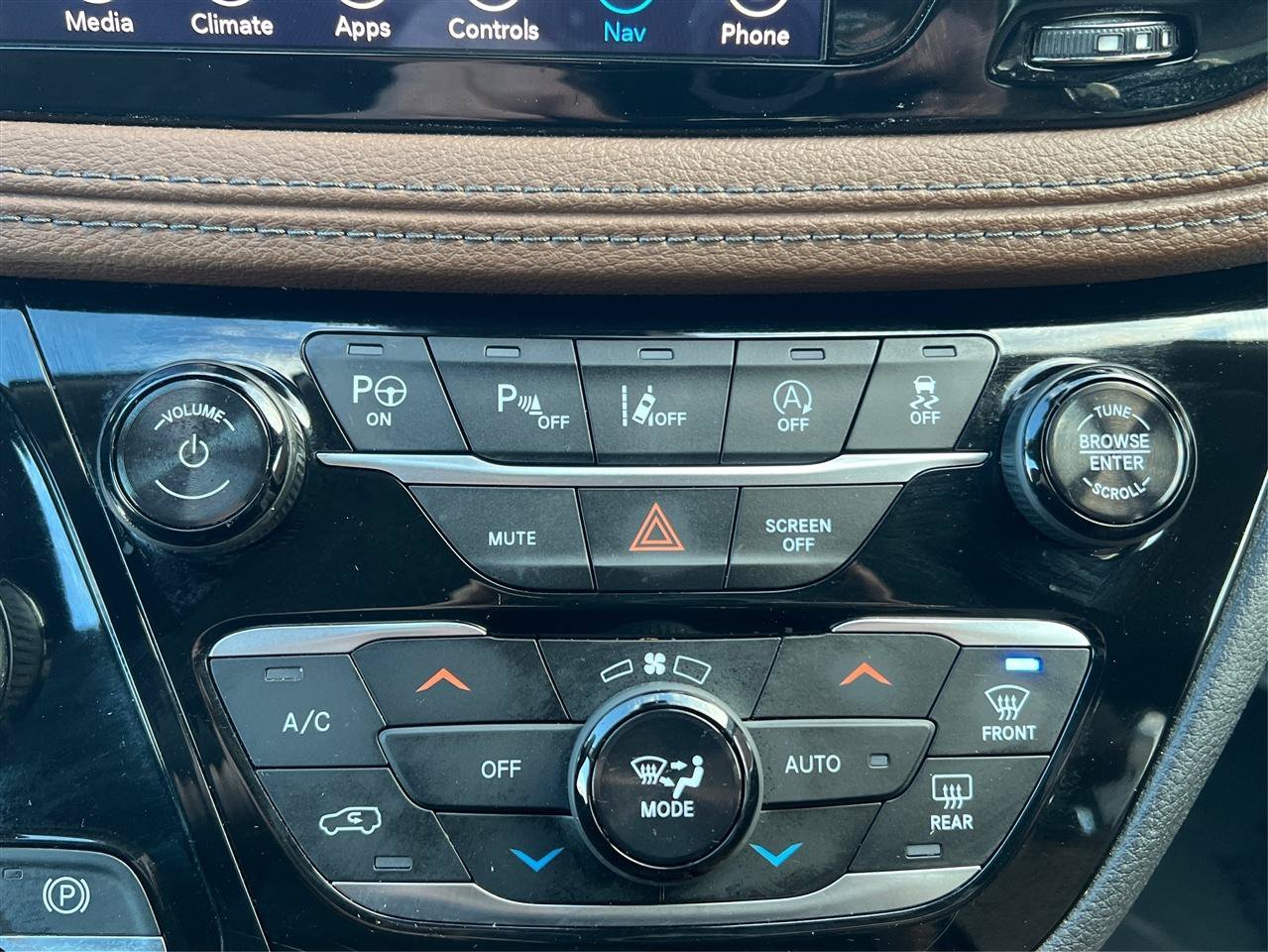 Used 2018 Chrysler Pacifica Limited FWD image 38