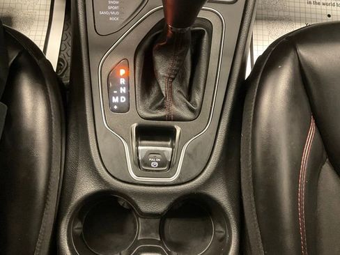 Used 2019 Jeep Cherokee Trailhawk w/ Cold Weather Group AWD/4WD image 25