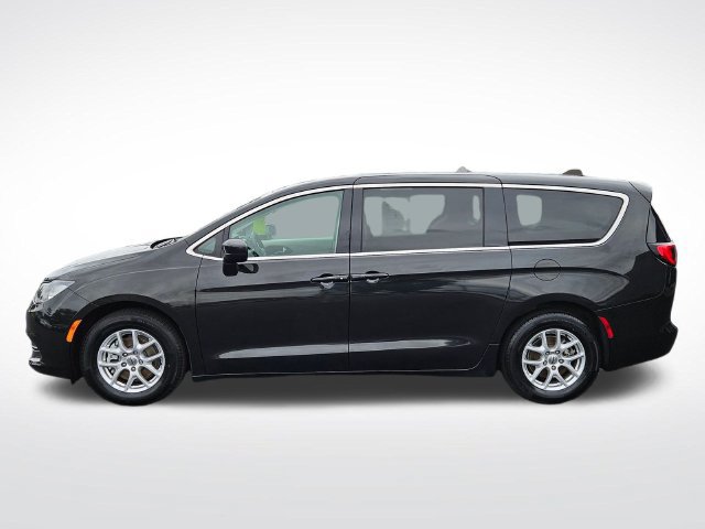 Used 2022 Chrysler Voyager LX FWD image 2