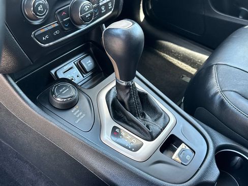 Used 2014 Jeep Cherokee Limited w/ Luxury Group AWD/4WD image 27