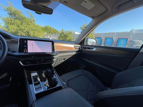 Used 2024 Volkswagen Atlas SE image 38