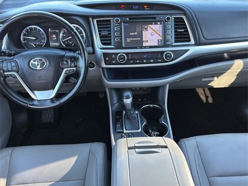 Used 2017 Toyota Highlander XLE image 16