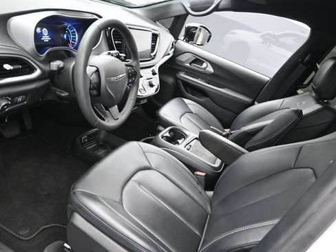 Used 2024 Chrysler Pacifica Limited FWD image 19