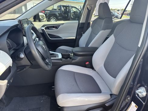 Used 2019 Toyota RAV4 XLE image 3