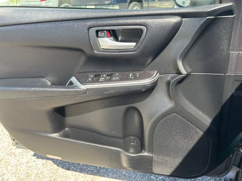 Used 2017 Toyota Camry SE image 10