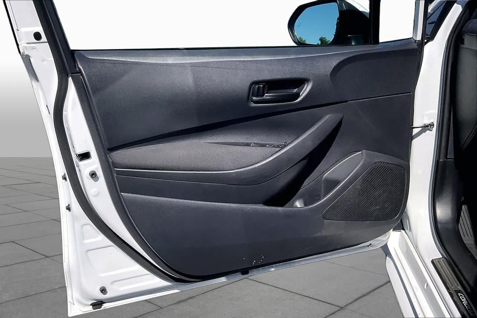 Used 2025 Toyota Corolla LE w/ LE Premium Package FWD image 20
