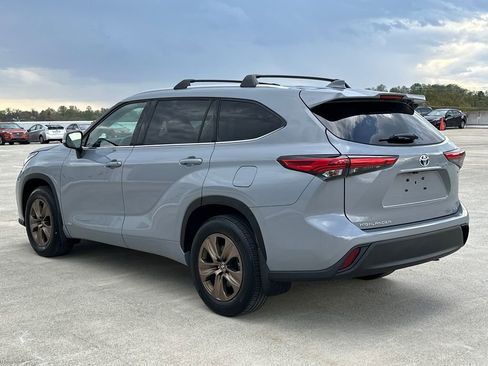 Used 2022 Toyota Highlander Bronze Edition image 3