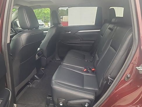 Used 2018 Toyota Highlander XLE AWD/4WD image 16