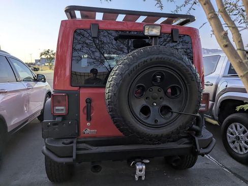 Used 2015 Jeep Wrangler Unlimited Rubicon w/ Connectivity Group image 5