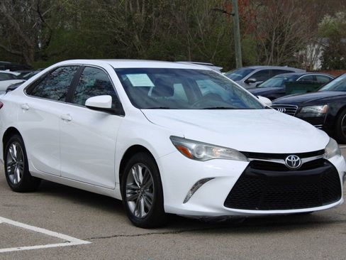 Used 2016 Toyota Camry SE image 1