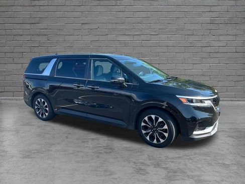 Used 2024 Kia Carnival EX FWD image 7