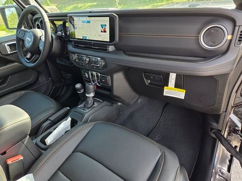 New 2026 Jeep Gladiator Sport AWD/4WD image 18