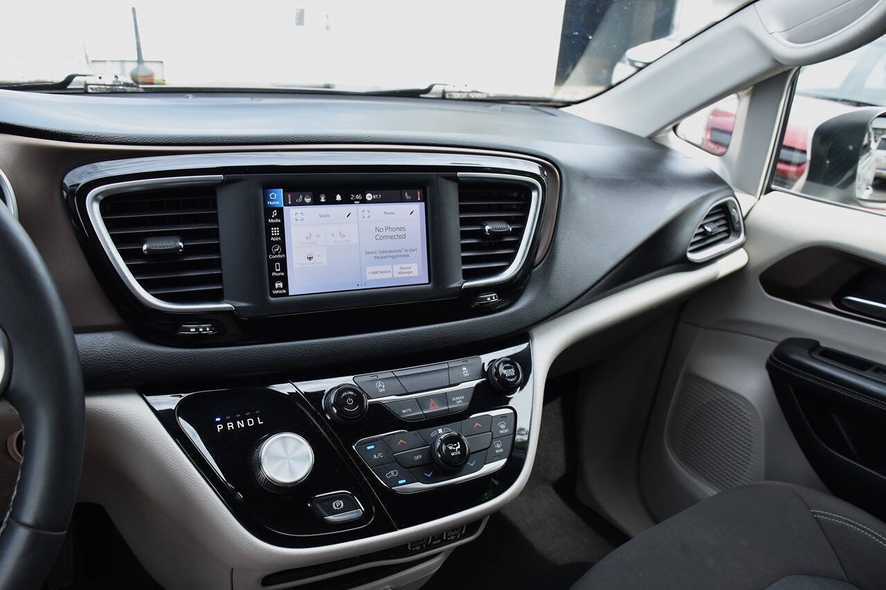 Used 2022 Chrysler Voyager LX FWD image 16