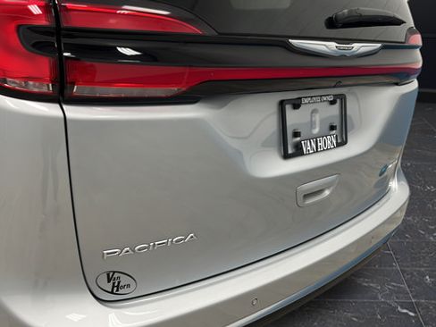 Used 2023 Chrysler Pacifica Pinnacle FWD image 41