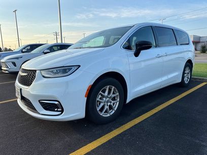 Used 2025 Chrysler Pacifica Select