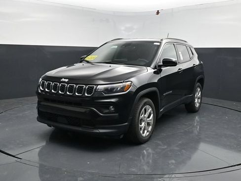 Used 2024 Jeep Compass Latitude AWD/4WD image 3