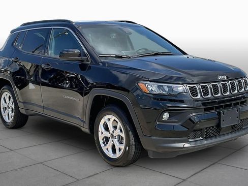Used 2025 Jeep Compass Latitude w/ Sun & Sound Group AWD/4WD image 3