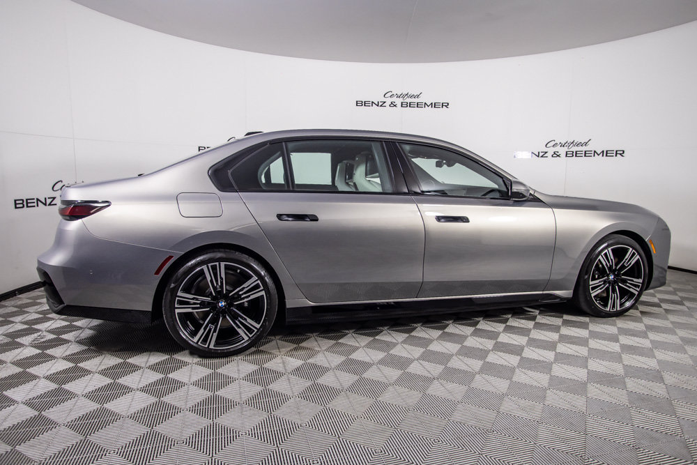 Used 2023 BMW i7 xDrive60 w/ Parking Assistance Package AWD/4WD image 3
