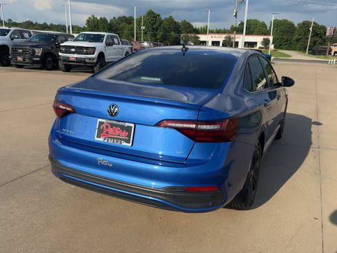 Used 2024 Volkswagen Jetta SE FWD image 8
