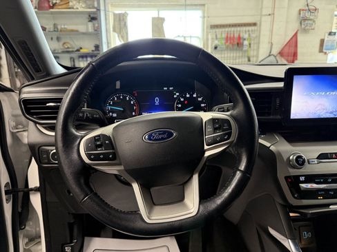 Used 2021 Ford Explorer XLT w/ Equipment Group 202A AWD/4WD image 14