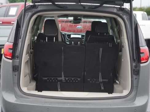 Used 2023 Chrysler Pacifica Touring-L FWD image 33