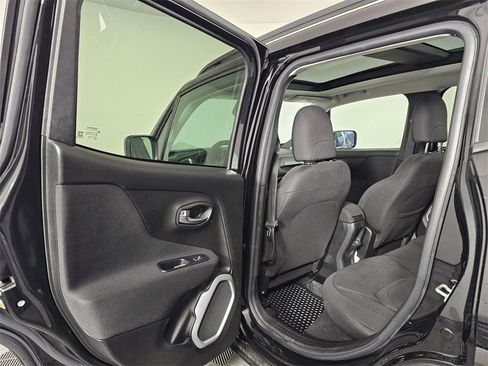 Used 2018 Jeep Renegade Latitude image 34