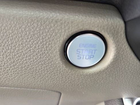 Used 2025 Kia Carnival FWD image 26