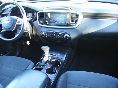 Used 2020 Kia Sorento LX FWD image 17