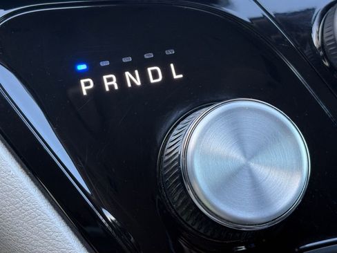 Used 2024 Chrysler Pacifica Touring-L image 24