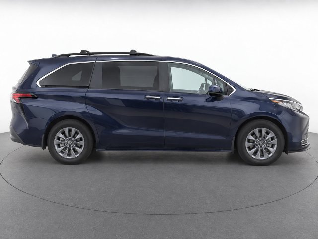 Used 2025 Toyota Sienna XLE AWD/4WD image 7
