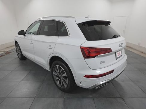 Used 2024 Audi Q5 2.0T Premium w/ Convenience Package image 3