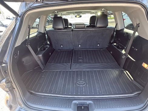 Used 2017 Toyota Highlander XLE image 19