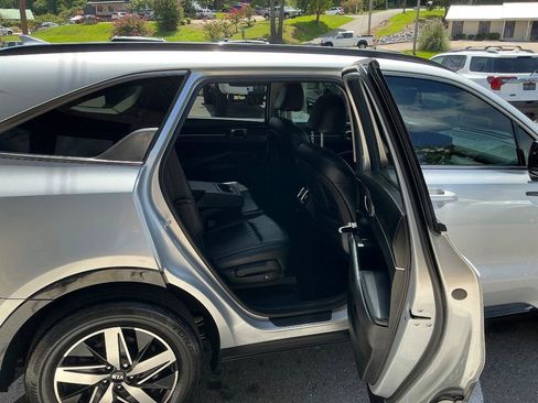 Used 2021 Kia Sorento S w/ Panoramic Sunroof Package FWD image 11