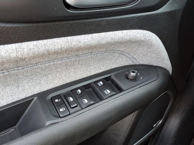 Used 2025 Jeep Compass Latitude w/ Sun & Sound Group AWD/4WD image 14