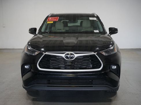 Used 2024 Toyota Highlander XLE FWD image 2