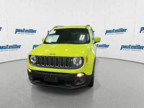 Used 2017 Jeep Renegade Latitude w/ Cold Weather Group FWD image 4
