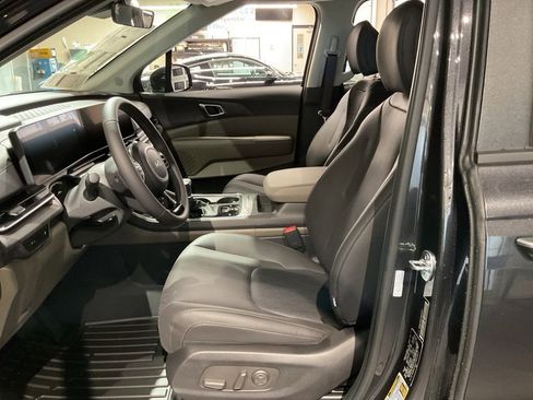 New 2026 Kia Carnival EX FWD image 8